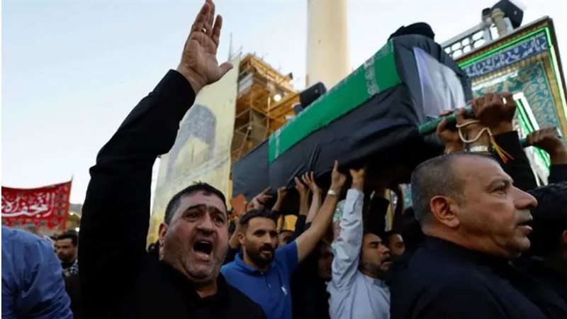 أشخاص يحملون نعشا