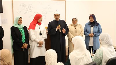 نصائح خاصة من رئيس جامعة الأزهر لطالبات الدفعة الأولى بشعبة القراءات (صور)