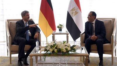 رئيس وزراء ولاية بافاريا الألمانية يتفقد محطة العاصمة الإدارية بمشروع القطار الكهربائي