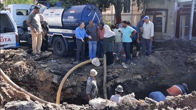 كسر مفاجئ بخط مياه في منطقة كورنيش النيل بدمياط