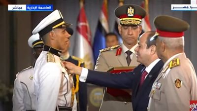 السيسي يكرم أوائل الطلبة خريجي الأكاديمية والكليات العسكرية