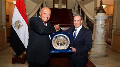 وزير الخارجية يكرم الوزير السابق سامح شكري