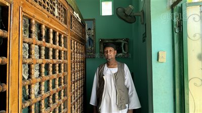 حارس مقبرة بالطود يروي حكايته مع العفاريت وما حدث له من جنية فائقة الجمال (فيديو)