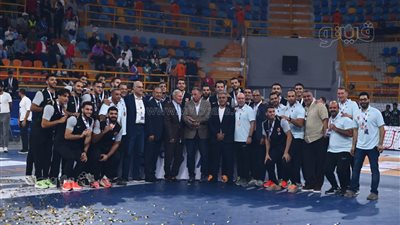 الخطيب يحتفل مع لاعبي الأهلي ببرونزية مونديال اليد (صور)