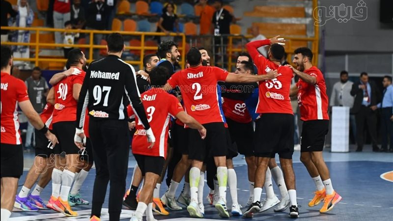 لاعبي الفريق الأول