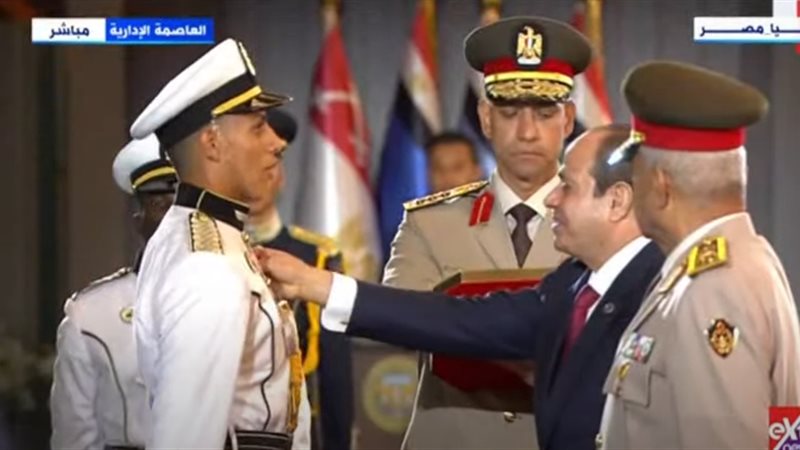 السيسي يكرم أوائل