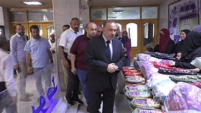 محافظ أسيوط يهدي التلاميذ الأيتام والأسر الأولى بالرعاية 200 لحاف وحقيبة مدرسية (فيديو) 
