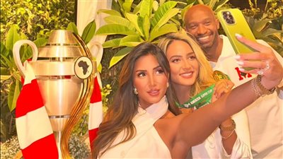 احتفال خاص من شيكابالا بكأس السوبر الإفريقي بصحبة زوجته في منزله (صور)