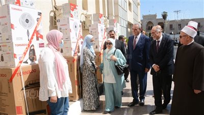 محافظ الغربية يسلم أجهزة لـ20 فتاة باحتفالات العيد القومي (صور)