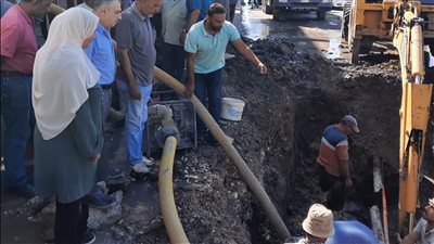 إصلاح كسر ماسورة مياه بشارع كورنيش النيل بدمياط وعودة المياه تدريجيا (صور)