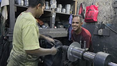 البراد الألومنيوم، صناعة حرفية من روائح الزمن الجميل (فيديو وصور)