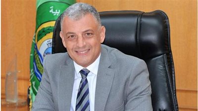 تلقت 40 طعنة نافذة، محافظ الإسماعيلية يطمئن على مفتشة تموين بعد تماثلها للشفاء