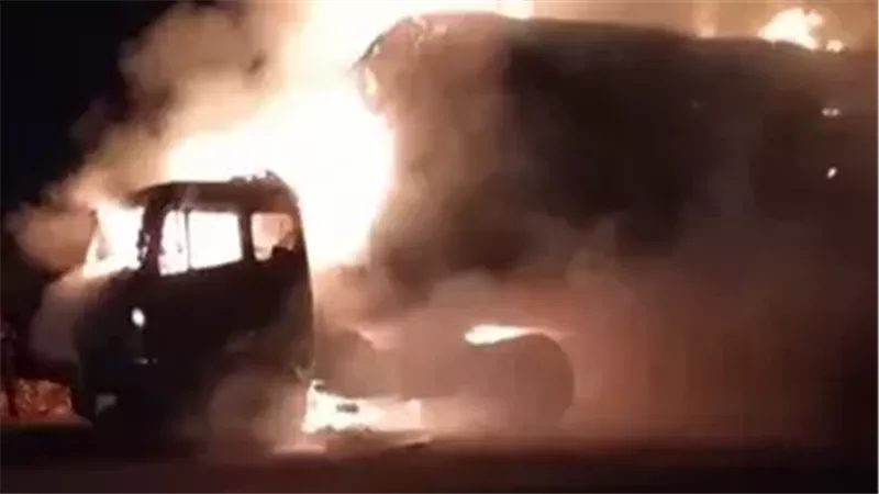  نشوب حريق هائل بسيارة