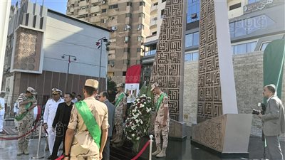 محافظ الشرقية يضع إكليلا من الزهور على النصب التذكاري للجندي المجهول بمدينة الزقازيق(صور)