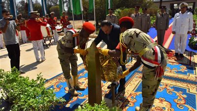 محافظ أسيوط يضع إكليلا من الزهور على النصب التذكاري للجندي المجهول (فيديو) 
