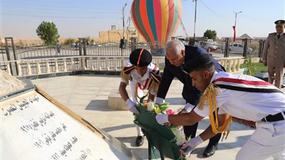 محافظ الوادي الجديد يضع إكليلًا من الزهور على النصب التذكاري للشهداء