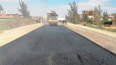 محافظ الشرقية يتابع أعمال رصف طريق 