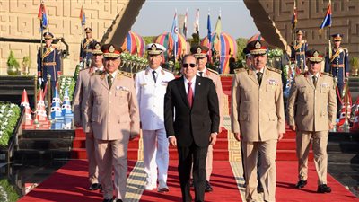 السيسي يضع إكليل الزهور على النصب التذكارى للجندى المجهول وضريحي ناصر والسادات (صور)