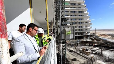 من أعلى نقطة بالعلمين، الشربيني يتفقد أبراج الداون تاون و