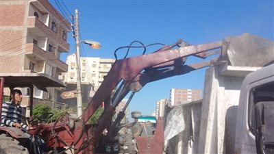 رئيس مدينة الزقازيق يتابع أعمال النظافة وإزالة التعديات