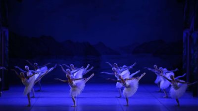 باليه بحيرة البجع يشهد حضورا جماهيريا كبيرا طوال أيام عرضه بالأوبرا