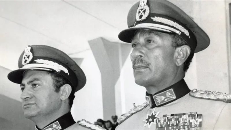 حسني مبارك مع السادات،