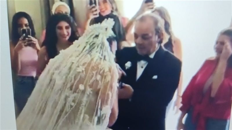 ابنة علاء مرسي تقبل