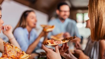 طريقة عمل البيتزا في البيت زي المحلات، وبأقل التكاليف