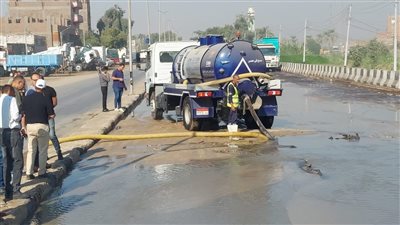 10 سيارات لشفط مياه تسريب خط طرد رئيسي بأسيوط (صور)