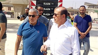 وزير الإسكان يتابع سير العمل بمحور 