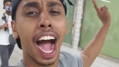 ينتمي إلى قومية آبي أحمد، يوتيوبر إثيوبي يستفز العالم ويثير الفوضى (فيديو) 