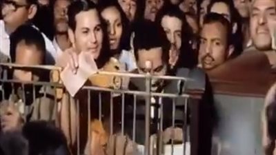 مقطع مؤثر، تجمع حشود المصريين بالبنوك للتبرع بالذهب والمال لمساندة الجيش المصري (فيديو)