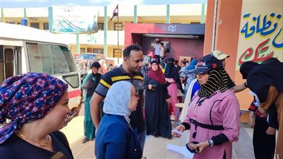 وكيل صحة الإسماعيلية تستطلع آراء المواطنين حول الجودة العلاجية للقوافل (صور) 