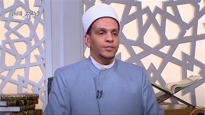 أمين الفتوى يوضح لطفل سر أكل الحلوى في المولد النبوي