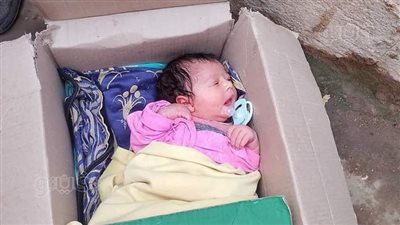 العثور على رضيع حديث الولادة ملقى بالشارع داخل كرتونة بالمنيا