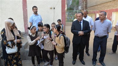 محافظ أسيوط يشهد طابور الصباح وتحية العلم بمدرسة طارق بن زياد الابتدائية 