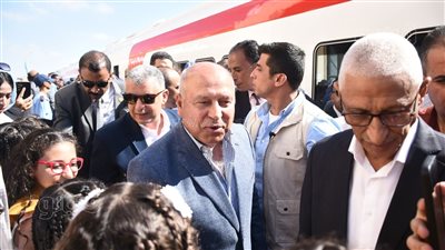 كامل الوزير لأطفال الإسماعيلية: مبروك عليكم وعلى مصر كلها عودة قطار سيناء (فيديو وصور)
