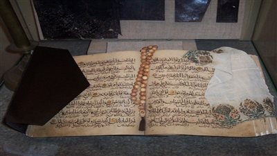 من يحلف عليه كذبا تصيبه لعنة، قصة مصحف آل الشيخ عبدالحق عمره 300 سنة ومكتوب بخط اليد (فيديو)