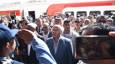 استقبال خاص من أهالي جلبانة لوزير النقل خلال رحلة قطار سيناء (ًصور)