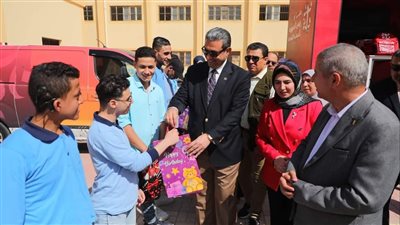 محافظ دمياط يتفقد مدرستى النور للمكفوفين والأمل للصم (صور)