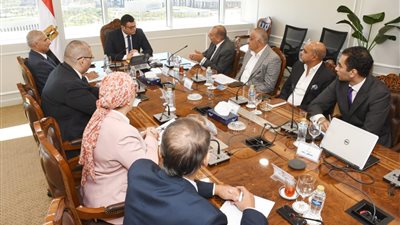 وزير الإسكان يتابع موقف تشغيل منظومة النقل بالمدن الجديدة