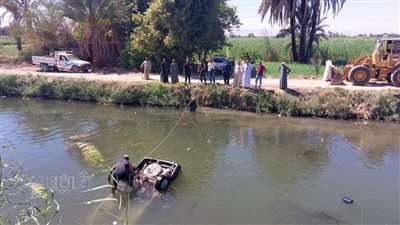  نجاة سائق من حادث انقلاب سيارة بترعة الرمادي في الأقصر (صور)