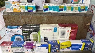 أسعار المستلزمات الطبية في شارع القضاعي، جهاز قياس السكر يبدأ من 210 جنيهات (فيديو وصور)