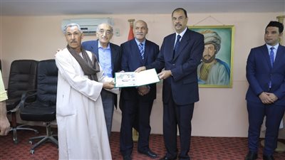 محافظ سوهاج يسلم 12 مواطنا في طهطا نموذج 