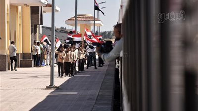 بأعلام مصر، استقبال حافل من أطفال قرية بالوظة لقطار سيناء (فيديو وصور)