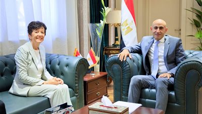 وزير التعليم يستعرض مع سفيرة سويسرا آليات خفض الكثافات الطلابية في الفصول