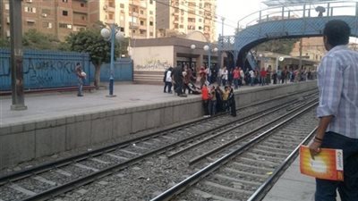 شرطة مترو الأنفاق تحرر محضرا لشاب حاول التخلص من حياته أسفل قطار بالمعادي