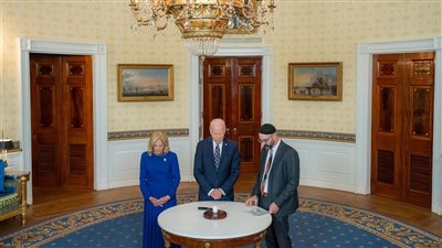 برفقة حاخام، بايدن وزوجته يحييان ذكرى طوفان الأقصى بالصلوات اليهودية (فيديو)