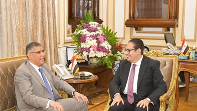 رئيس جامعة القاهرة يبحث مع محافظ الجيزة تعزيز أوجه التعاون