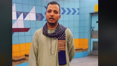 شاب صعيدي يقلد نصر الدين طوبار بالمترو يثير الدهشة، والنشطاء: فكرنا بجيل العمالقة (فيديو) 